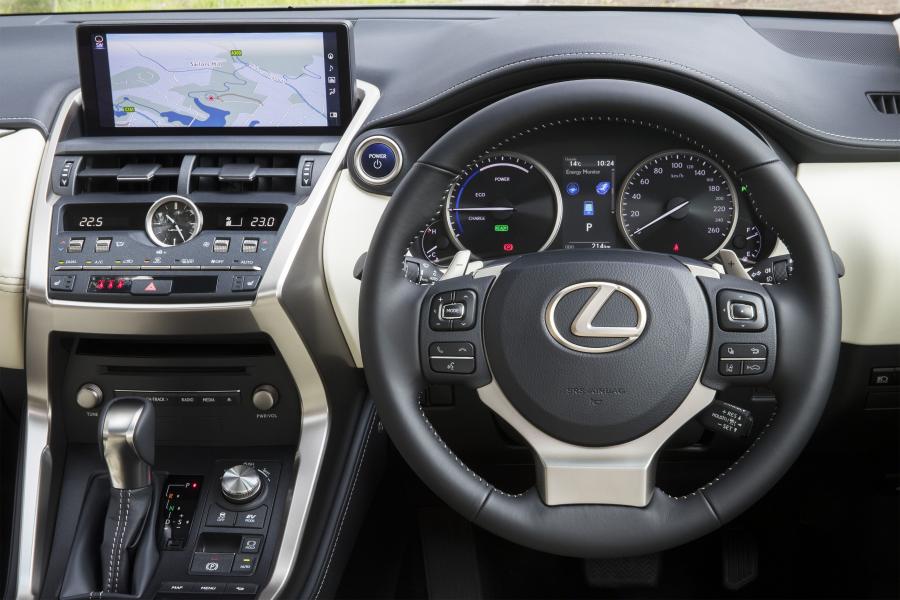 Панель приборов Lexus NX300h 2017 года  (AU) (фото 17 из 20)